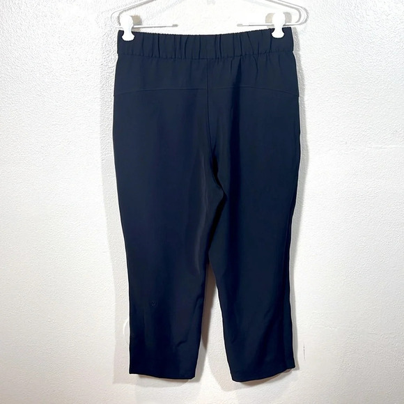 Lululemon On The Fly Crop Woven 23" in black size 6 - Picture 4 of 6